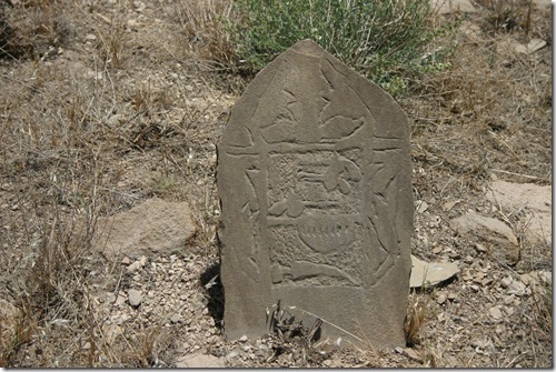 سنگ قبر قدیمی با نشان خنجر و شانه (؟)